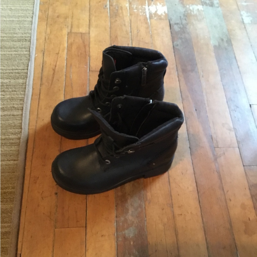 Women’s Harley Davidson riding boots, fanny pack, cowboy hat & head wrap